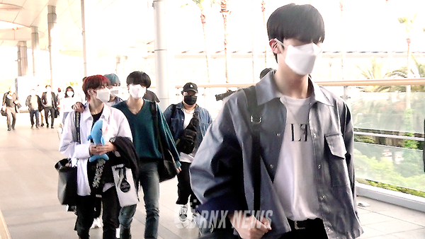 그룹 OMEGA X (오메가엑스 / 재한, 휘찬, 세빈, 한겸, 태동, XEN, 제현, KEVIN, 정훈, 혁, 예찬) [사진=RNX news]