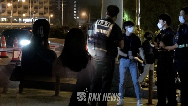 늦은시간까지 긱다린 팬들과 출동한 경찰 [사진=RNX news]