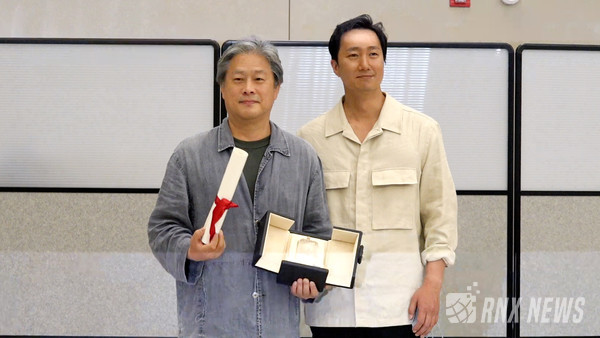 영화 ‘헤어질 결심’ 박찬욱 감독과 박해일  [사진=RNX news]