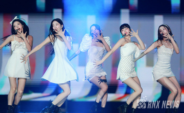 그룹 LE SSERAFIM(르세라핌/ 사쿠라, 김채원, 허윤진, 카즈하, 홍은채) [사진=RNX news]