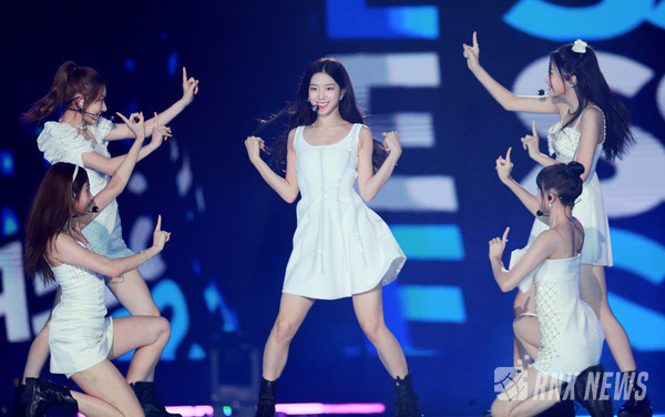 그룹 LE SSERAFIM(르세라핌/ 사쿠라, 김채원, 허윤진, 카즈하, 홍은채) [사진=RNX news]