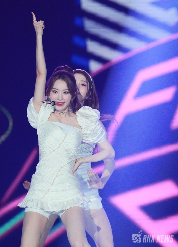 그룹 LE SSERAFIM(르세라핌/ 사쿠라, 김채원, 허윤진, 카즈하, 홍은채) [사진=RNX news]