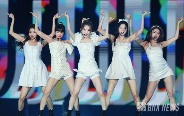 그룹 LE SSERAFIM(르세라핌/ 사쿠라, 김채원, 허윤진, 카즈하, 홍은채) [사진=RNX news]