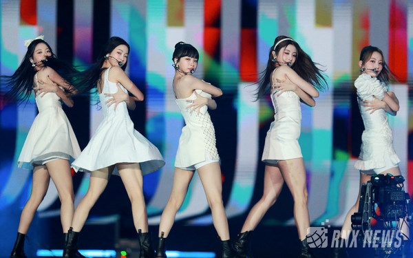 그룹 LE SSERAFIM(르세라핌/ 사쿠라, 김채원, 허윤진, 카즈하, 홍은채) [사진=RNX news]