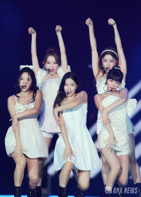 그룹 LE SSERAFIM(르세라핌/ 사쿠라, 김채원, 허윤진, 카즈하, 홍은채) [사진=RNX news]