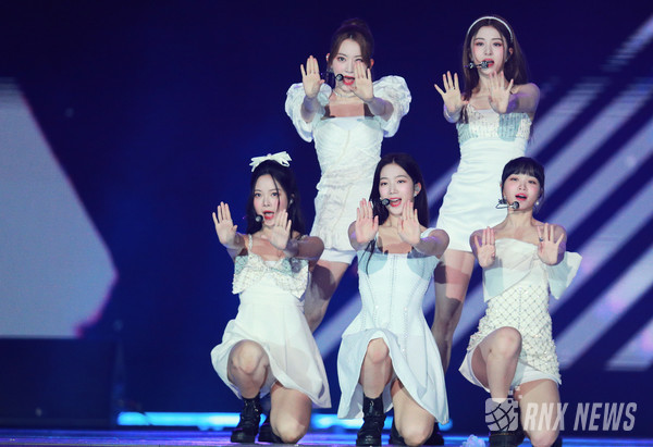 그룹 LE SSERAFIM(르세라핌/ 사쿠라, 김채원, 허윤진, 카즈하, 홍은채) [사진=RNX news]