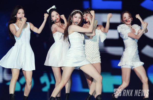 그룹 LE SSERAFIM(르세라핌/ 사쿠라, 김채원, 허윤진, 카즈하, 홍은채) [사진=RNX news]