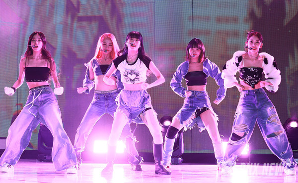 그룹 LE SSERAFIM (김채원, 사쿠라, 허윤진, 카즈하, 홍은채)  사진/영상=RNX news]