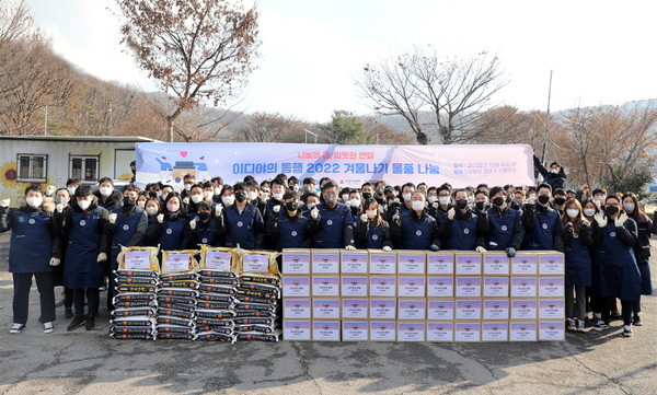 [6일 강남구 구룡마을 일대에서 겨울나기 물품을 전달하는 이디야커피 임직원들은 올해는 서울지역 소외계층 188가구에 5천만원 상당의 물품을 지원했다.]
