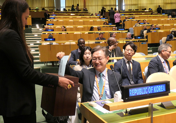 황준국 유엔대사가 유엔 안보리 비상임이사국 선거에 투표하고 있다. (사진=외교부)
