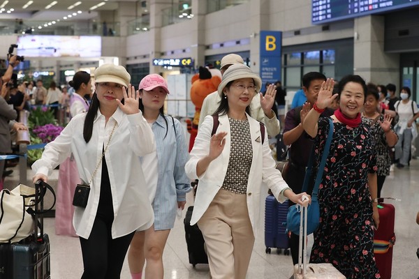 지난 8월 24일 오후 중국 단체 관굉객들이 인천국제공항을 통해 입국하며 손을 흔들어 인사를 하고 있는 모습. (사진=국민소통실)