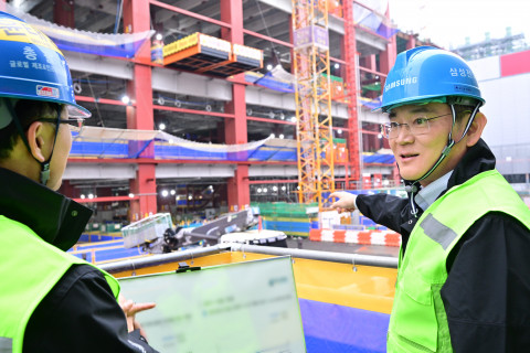10월 19일 삼성전자 기흥캠퍼스를 찾은 이재용 회장이 차세대 반도체 R&D 단지 건설 현장을 점검하고 있다