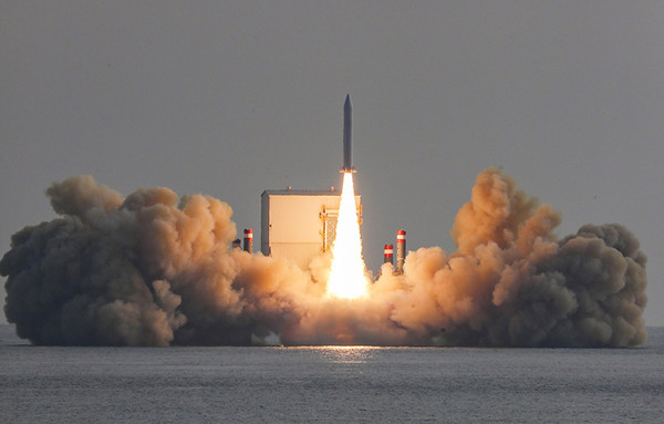 국방과학연구소의 고체추진 우주발사체 기술을 활용한 민간 상용 위성이 4일 오후 제주도 인근 해상에서 발사되고 있다. (사진=국방부 제공)