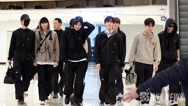 그룹 ZEROBASEONE (김지웅, 장하오, 성한빈, 석매튜, 김태래, 리키, 김규빈, 박건욱)  [사진=RNX news] 